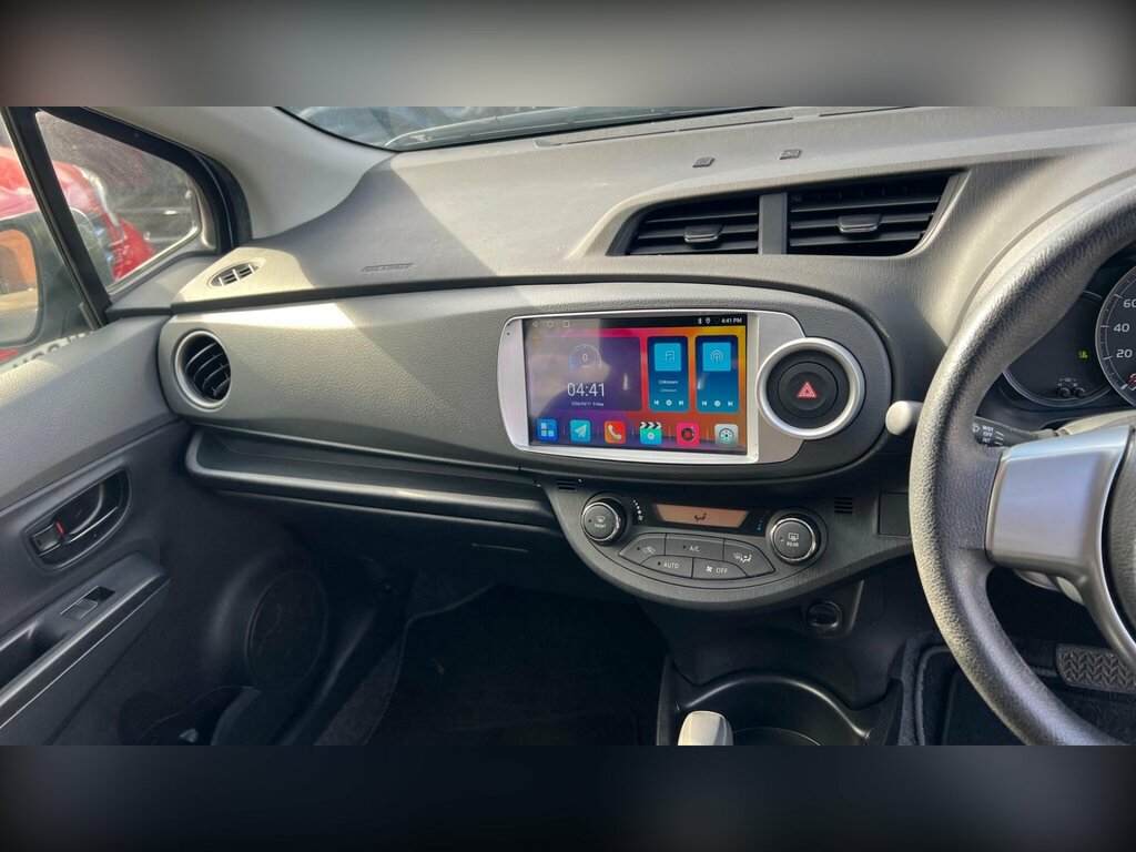 Toyota Vitz 1.5 Silver #15