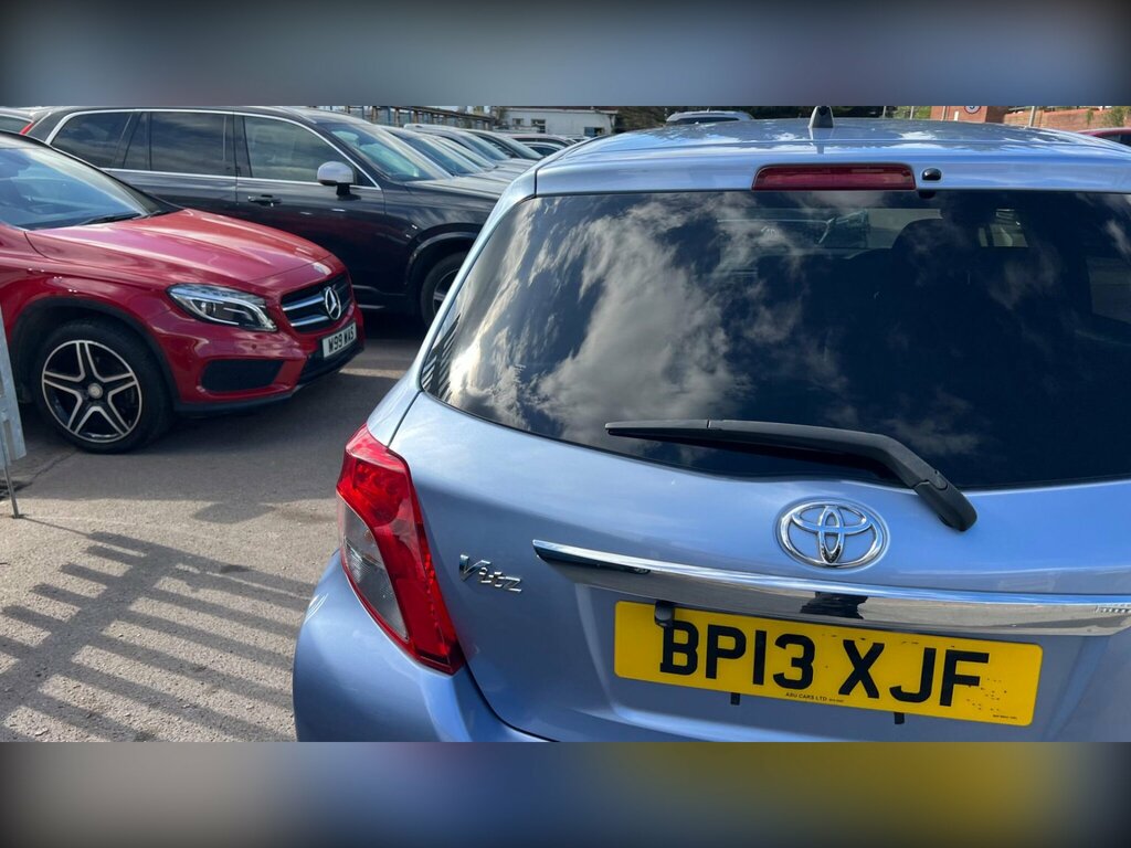 Toyota Vitz 1.5 Silver #8