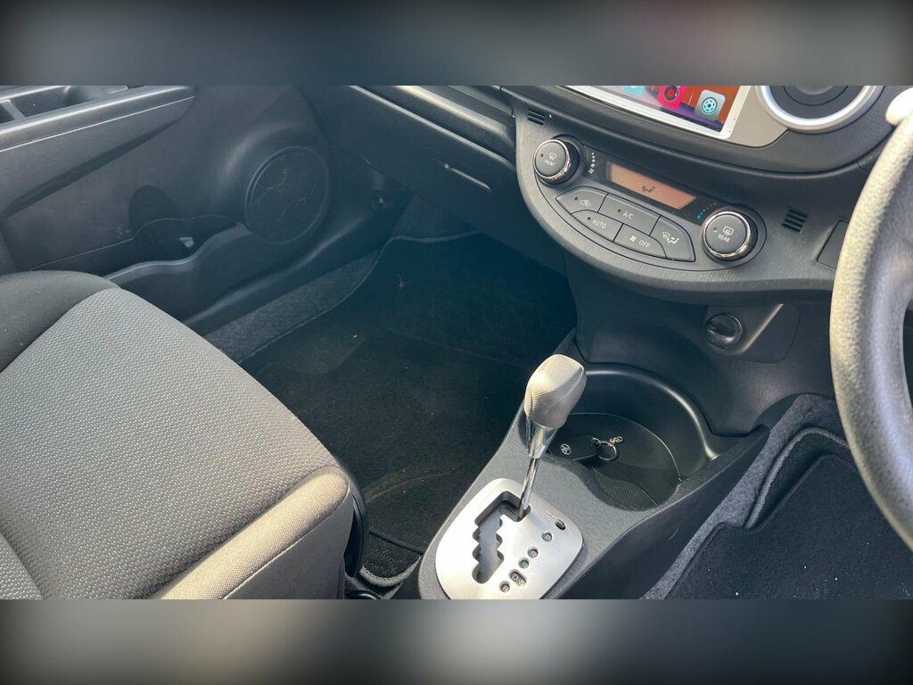 Toyota Vitz 1.5 Silver #16