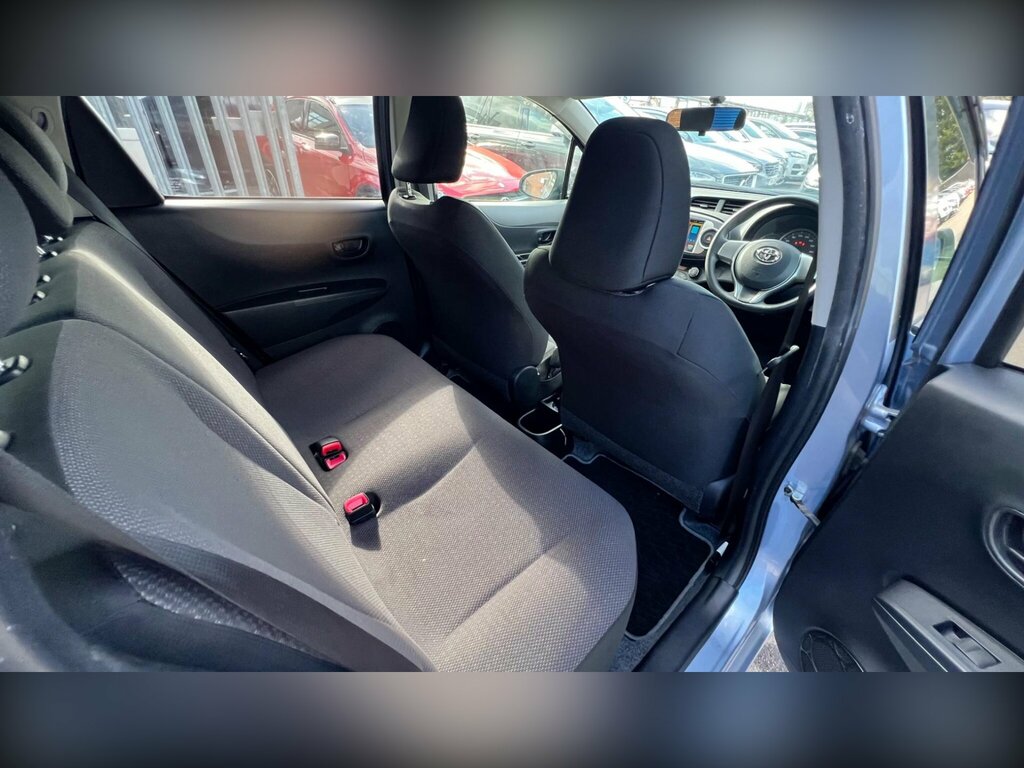 Toyota Vitz 1.5 Silver #12