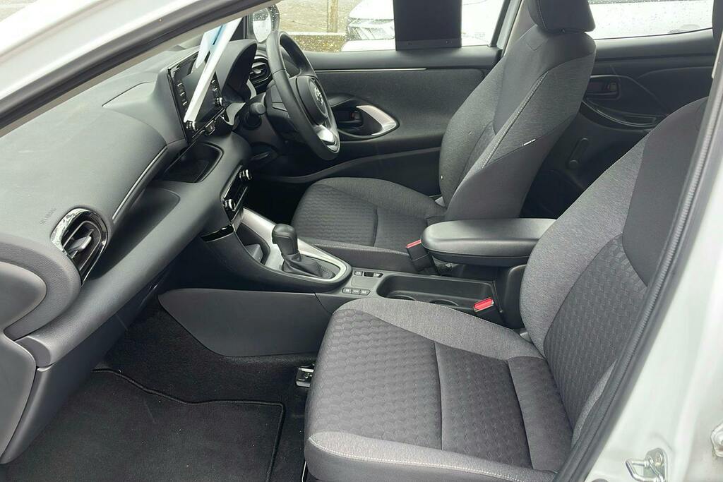 Toyota Yaris 1.5 Vvt H Icon Hatchback Hybrid E Cvt White #3