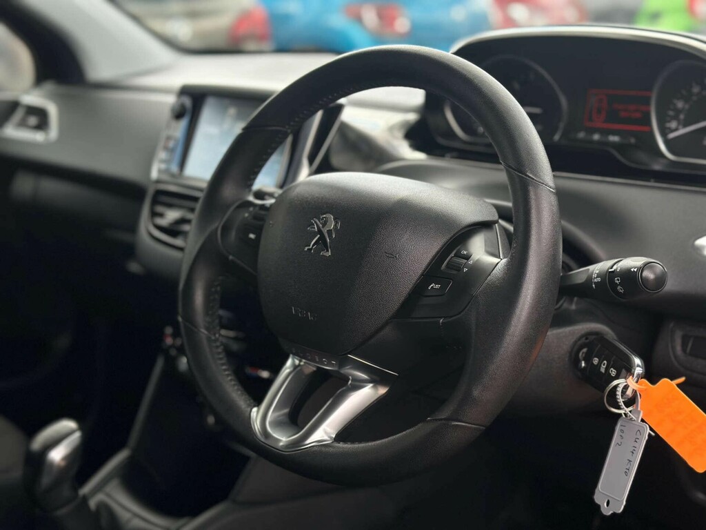 Peugeot 208 1.2 Allure  #2
