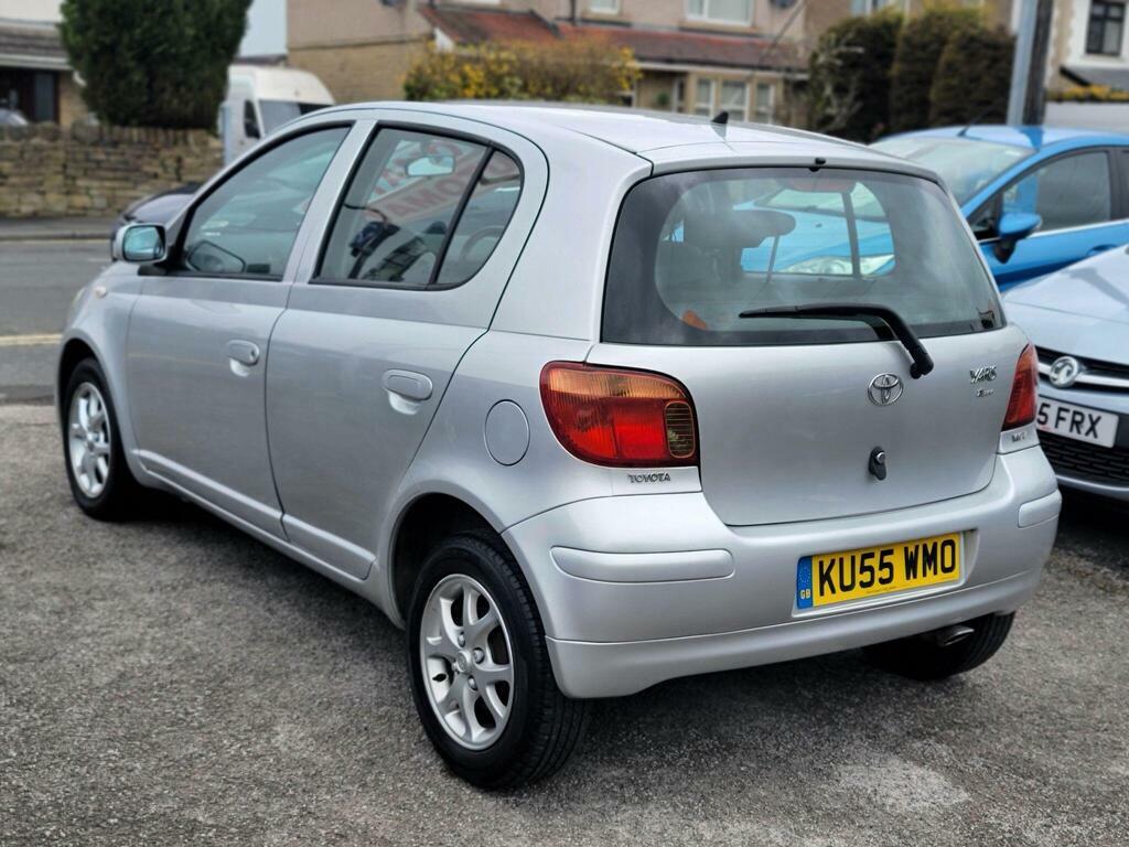 Toyota Yaris 1.3 Vvt-i T Spirit Silver #4