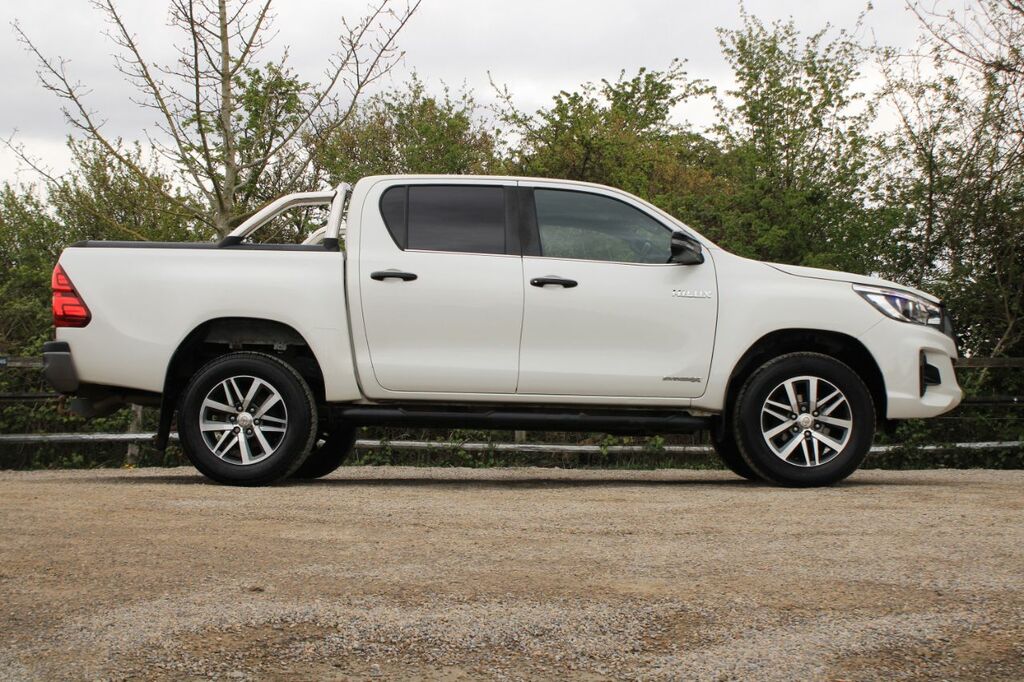 Toyota HILUX 2.4 D-4d Invincible X 4Wd Euro 6 Ss T White #2