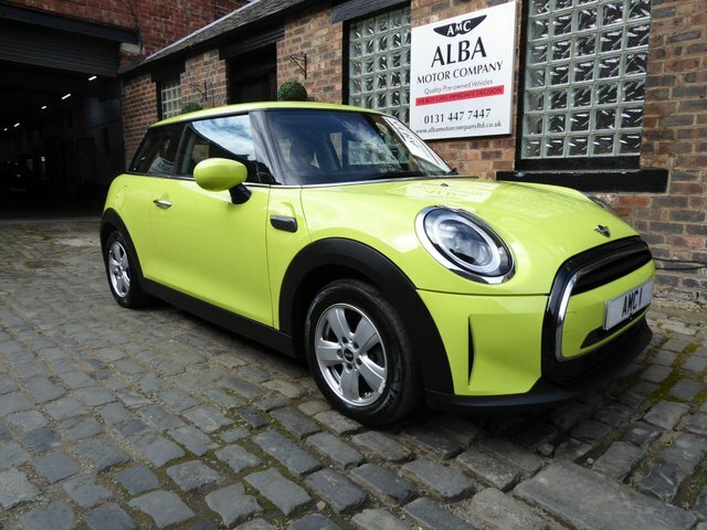 Mini Hatch 1.5 Cooper Classic Steptronic Yellow