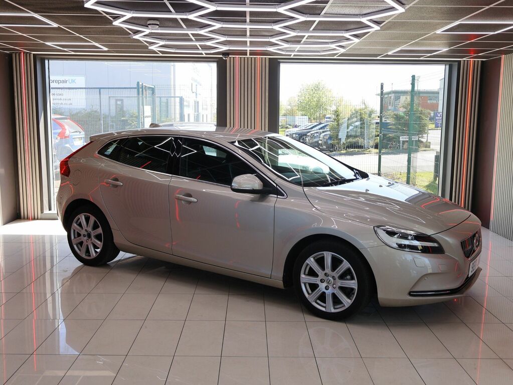 Volvo V40 2017 2.0 T2 Inscription Hatchback Manua Gold