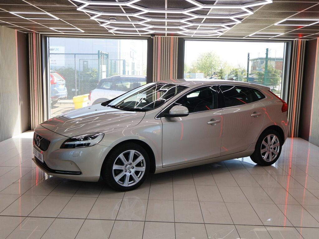 Volvo V40 2017 2.0 T2 Inscription Hatchback Manua SE17JNX Gold #2