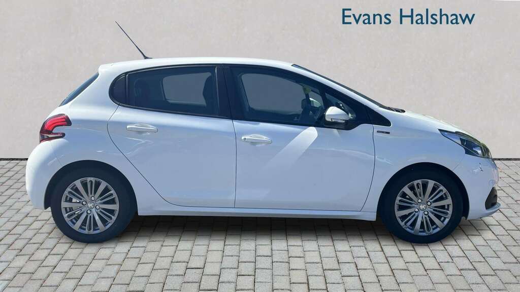 Peugeot 208 1.2 Puretech 82 Signature Start Stop 2018 BD68VHR White #5