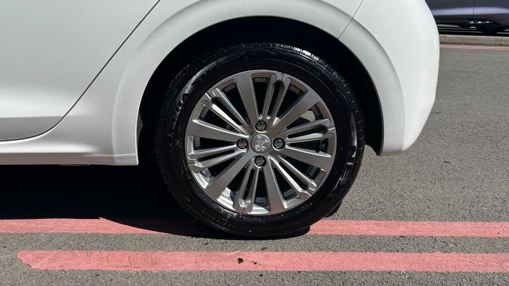 Peugeot 208 1.2 Puretech 82 Signature Start Stop 2018 BD68VHR White #6