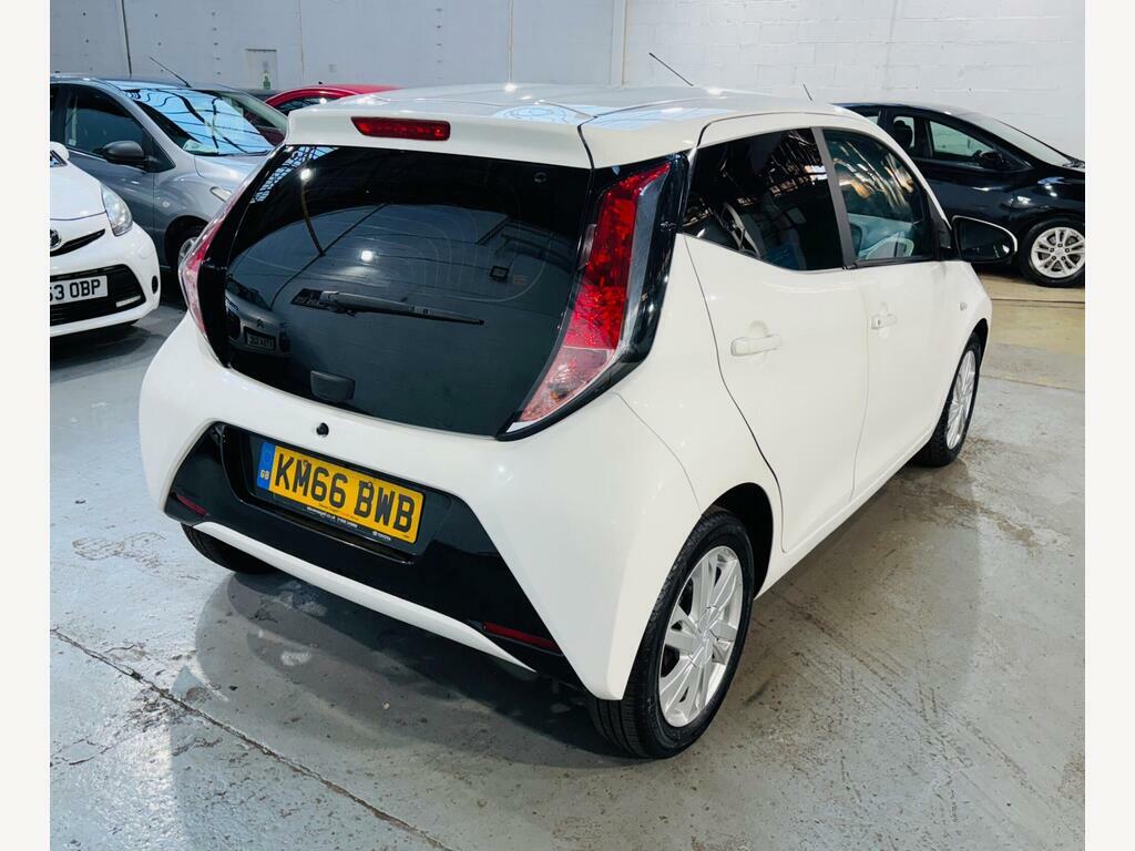 Toyota Aygo 1.0 Vvt-i X-pression X-shift Euro 6 KM66BWB White #4