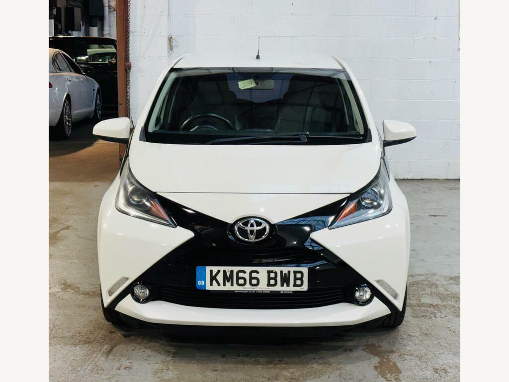 Toyota Aygo 1.0 Vvt-i X-pression X-shift Euro 6 KM66BWB White #2
