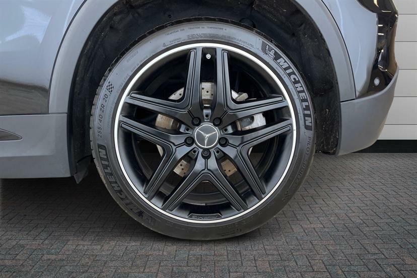 Mercedes-Benz GLA Class 35 4Matic Premium Black #4
