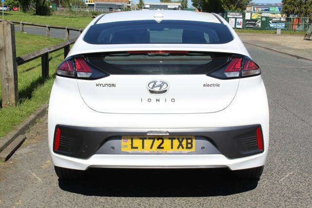 Hyundai Ioniq Premium White #4
