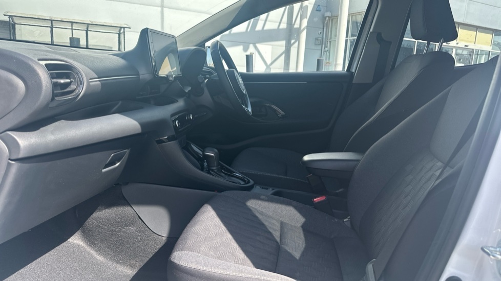 Toyota Yaris 1.5 Vvt-h Design E-cvt Euro 6 Ss AV25FZW White #5