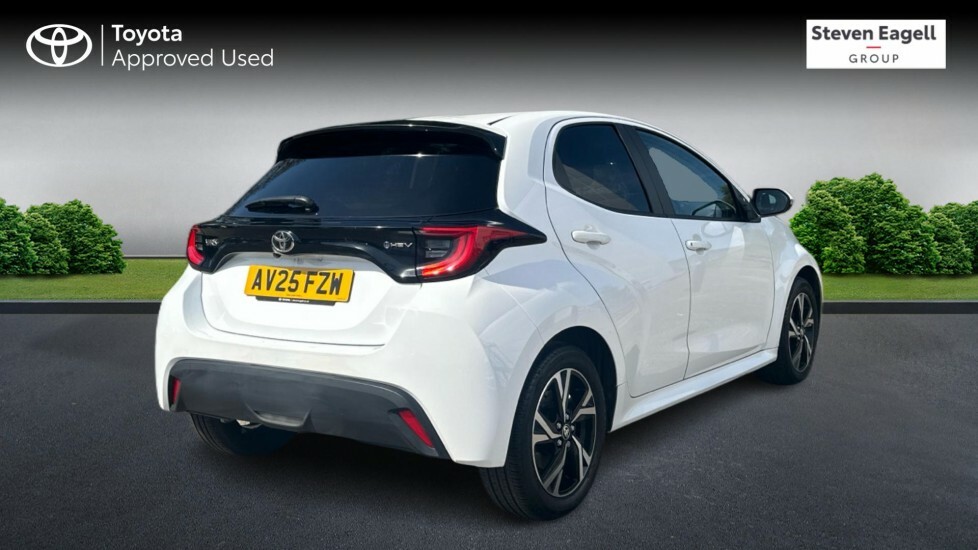 Toyota Yaris 1.5 Vvt-h Design E-cvt Euro 6 Ss AV25FZW White #2