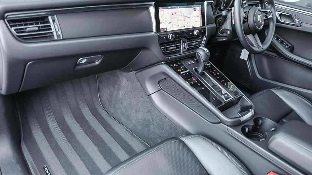 Porsche Macan 5dr Pdk RE74UVX White #3