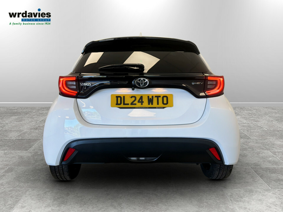 Toyota Yaris 1.5 Hybrid Design Cvt DL24WTO White #6
