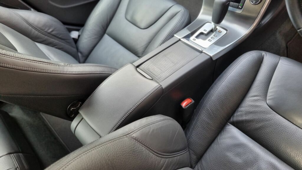 Volvo V60 2.4 D5 Se Lux Silver #18
