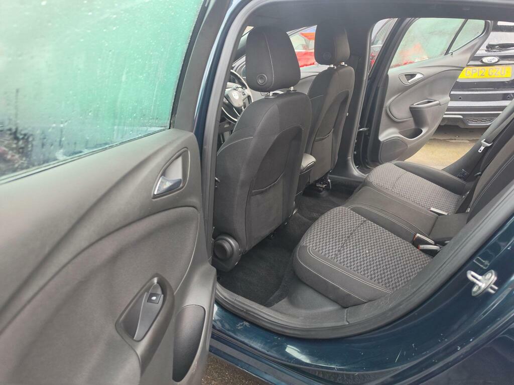 Vauxhall Astra Hatchback White #8