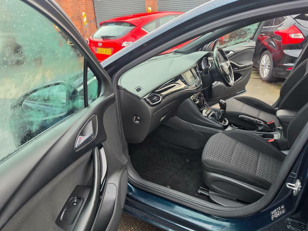 Vauxhall Astra Hatchback White #9