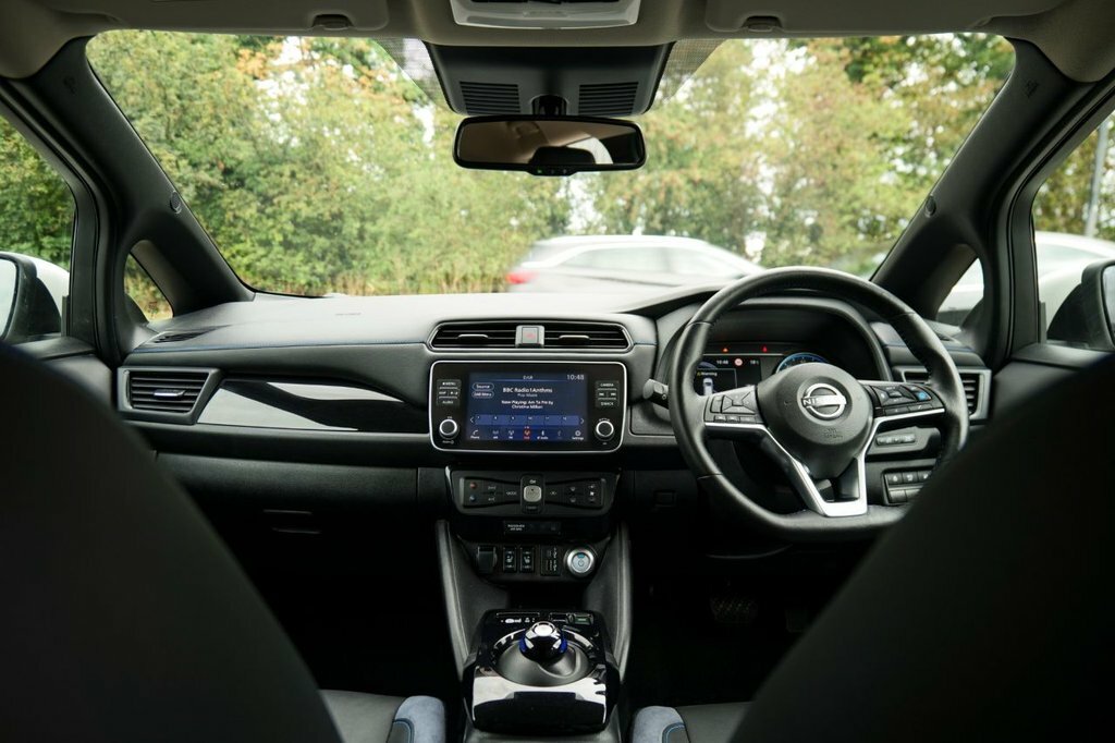 Nissan Leaf Hatchback DV74AFU White #3