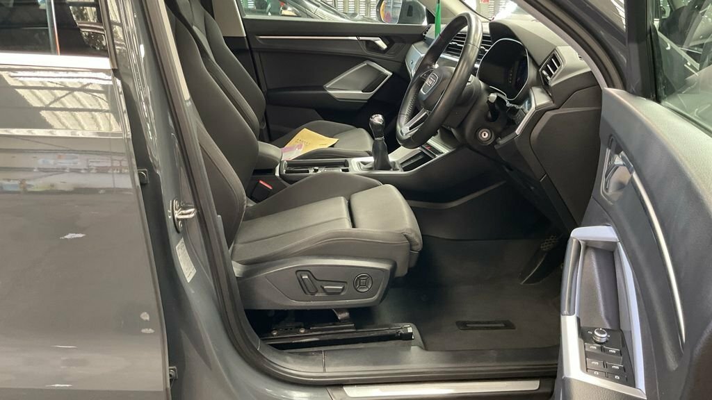 Audi Q3 1.5L Sport OV69LEU Grey #5