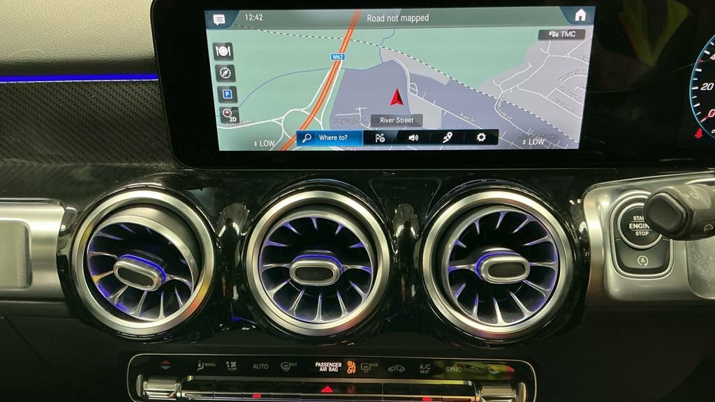 Mercedes-Benz GLB Class White #10