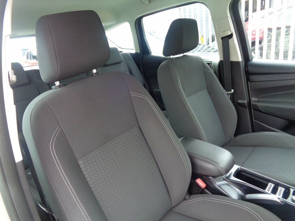 Ford C-Max Titanium White #11