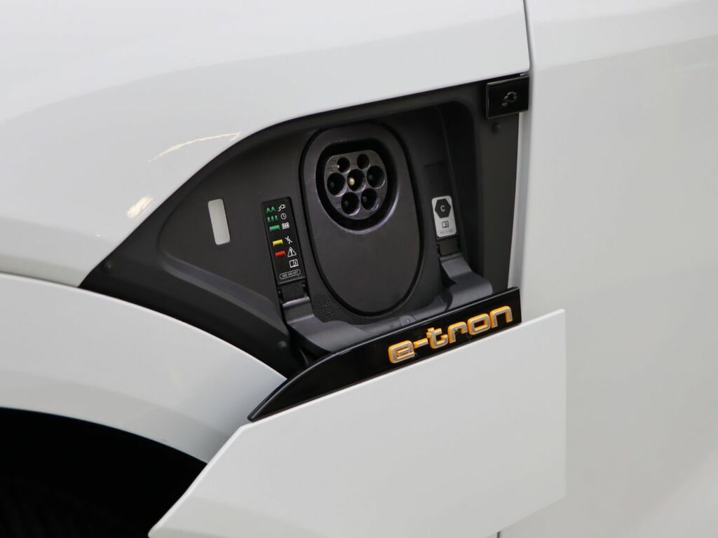 Audi E-tron Black Edition Black #37