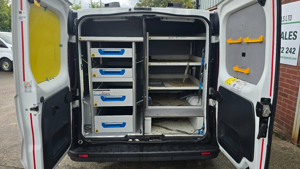 Vauxhall Vivaro Mpv DV18BPO White #2