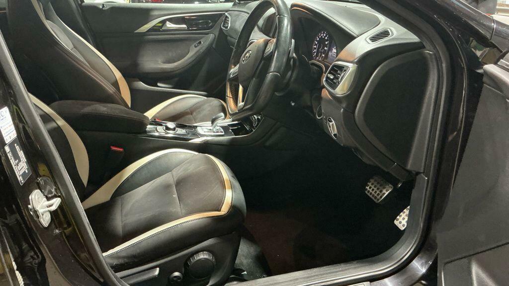 Infiniti Q30 2.0T Sport Dct Awd Euro 6 Ss OY17OPV Black #2