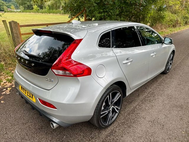 Volvo V40 2.0 D3 R-design Pro Hatchback Euro Black #4