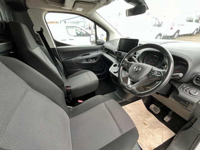 Vauxhall Combo Dynamic White #12