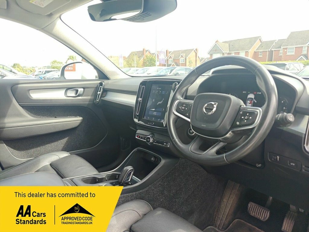Volvo XC40 2L Momentum Pro SL69BPV White #2