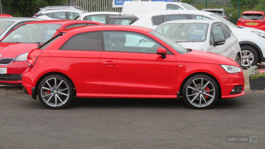 Audi A1 1.6 Tdi Black Edition ST18EXC Red #2