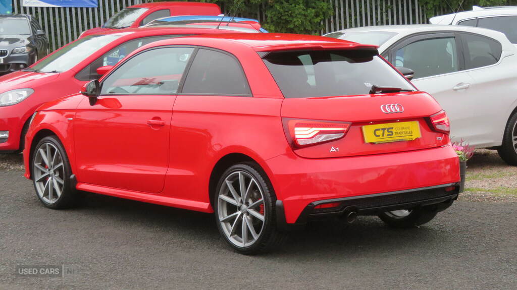 Audi A1 1.6 Tdi Black Edition ST18EXC Red #6