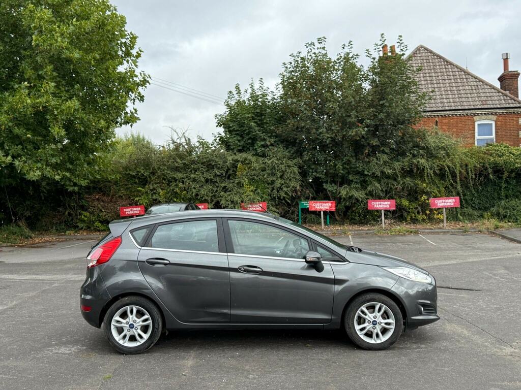 Ford Fiesta 1.25 Studio Red #8