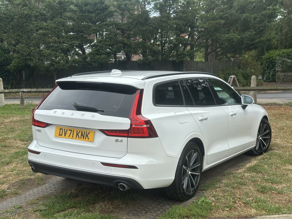 Volvo V60 2.0 Momentum B4 Fwd DV71KNK White #4