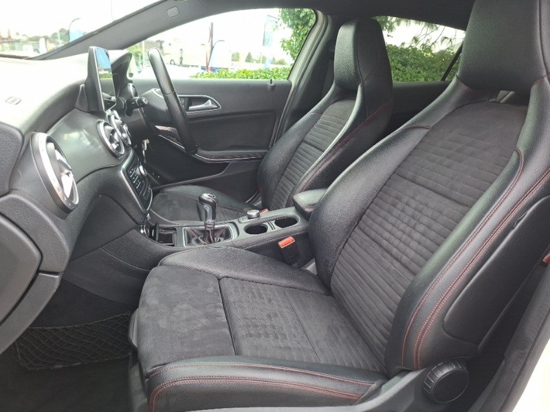Mercedes-Benz GLA Class Gla 200D Amg Line White #4
