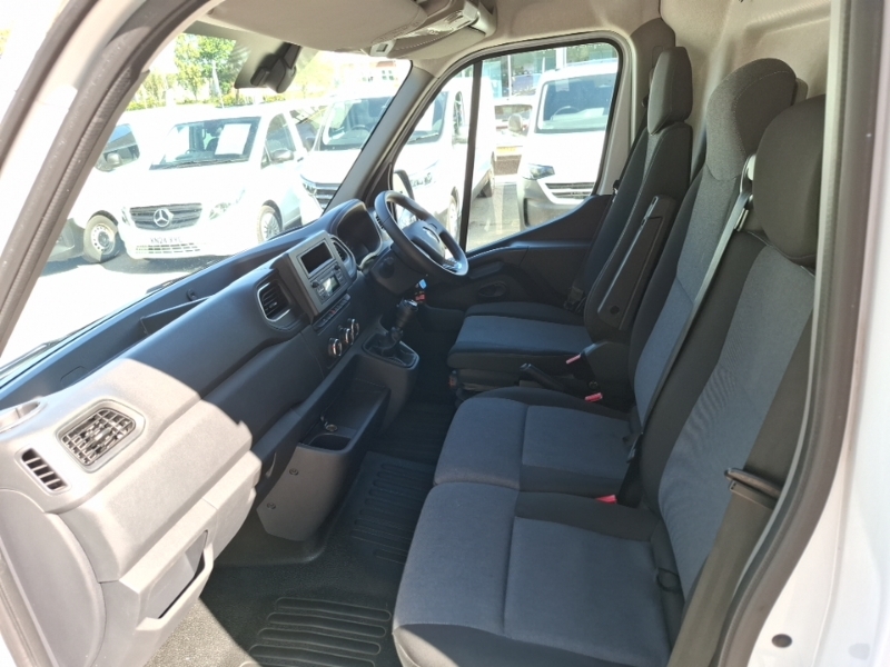 Renault Master Lm35 Blue Dci 135 Advance Medium Roof Van White #4