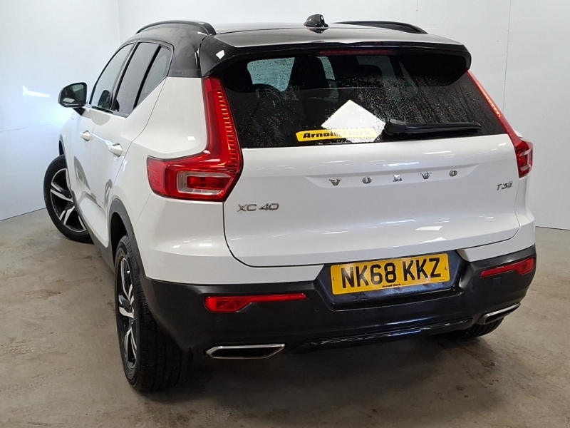 Volvo XC40 1.5 T3 R Design White #2