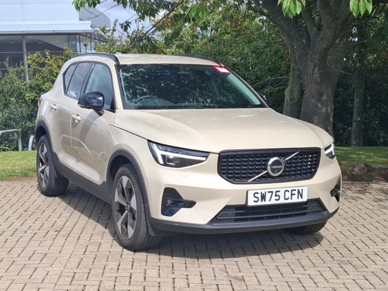 Volvo XC40 2.0 B3p Plus Pro Dark SW75CFN Gold