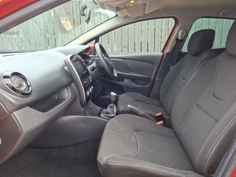 Renault Clio 0.9 Tce 90 Iconic SB19UAU Red #4