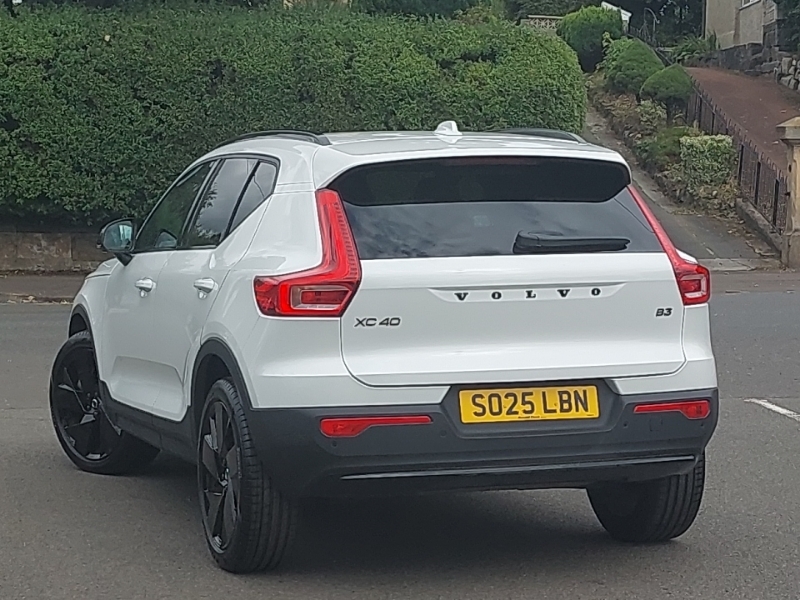 Volvo XC40 2.0 B3p Plus Black Edition SO25LBN White #2