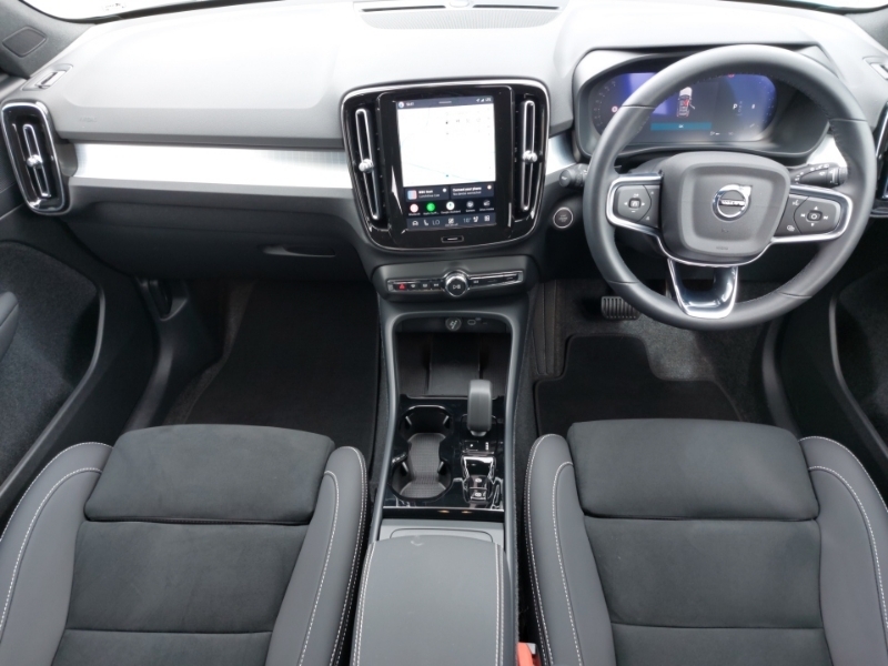 Volvo XC40 2.0 B3p Plus Black Edition SO25LBN White #3