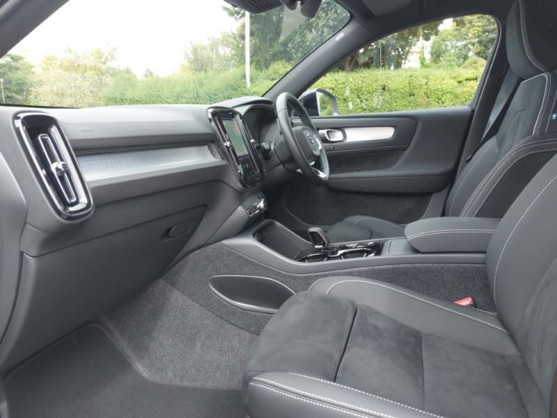 Volvo XC40 2.0 B3p Plus Black Edition SO25LBN White #5