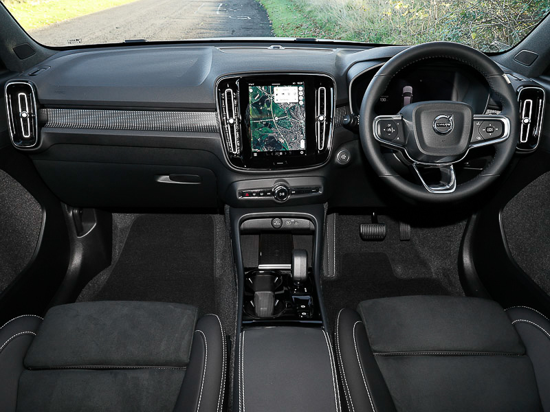 Volvo XC40 2.0 B3p Plus Dark SL75BLK White #3