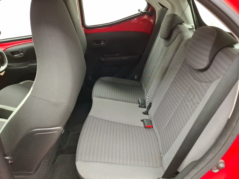 Toyota Aygo 1.0 Vvt-i X-play SD68PFX Red #6