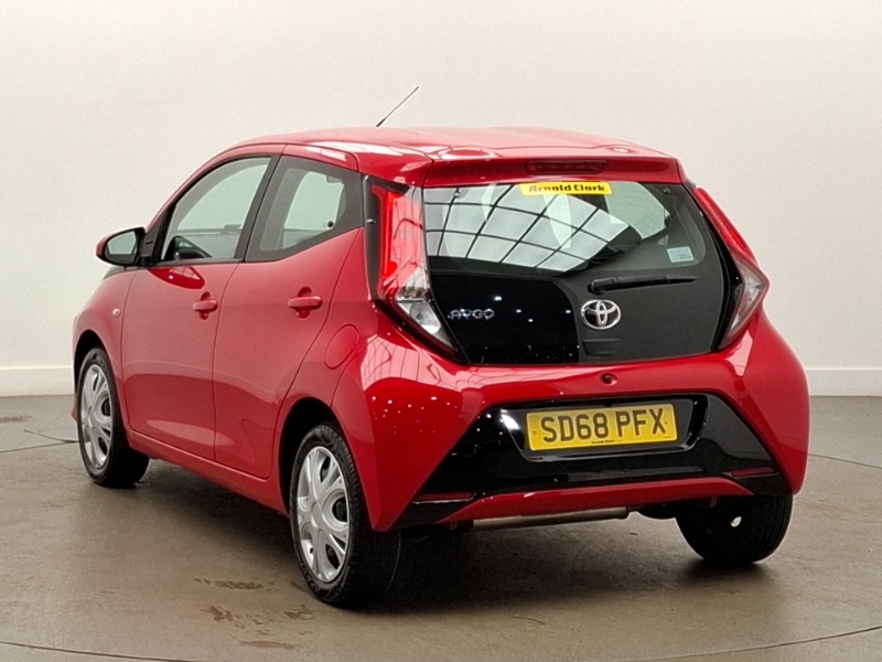 Toyota Aygo 1.0 Vvt-i X-play SD68PFX Red #2