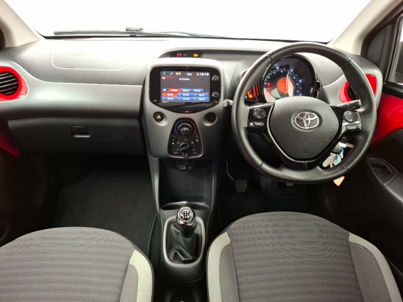 Toyota Aygo 1.0 Vvt-i X-play SD68PFX Red #3